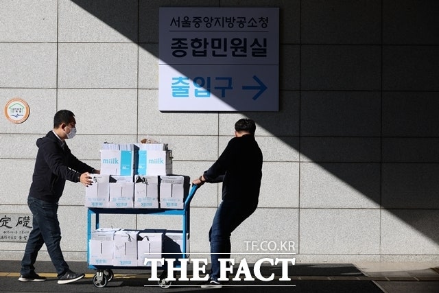 사진은 6일 서울중앙지방공소청에서 사건 등 서류들을 들고 이동하는 경찰 관계자들 모습./뉴시스