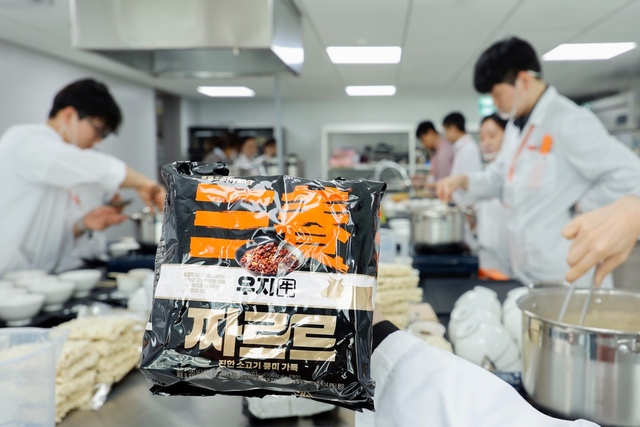 삼양식품은 짜르르 개발을 위해 1년 6개월에 걸쳐 450회 이상의 소스 배합 실험을 거쳤다.이를 통해 물을 버리지 않는 조리법으로,짜장라면 시장에서 짜르르만의 차별화를 꾀하겠다는 방침이다./삼양식품