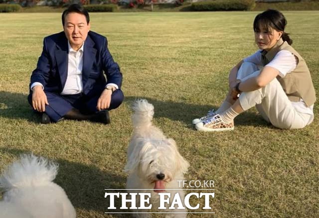 윤석열 전 대통령의 정치자금법 위반 혐의에 무죄를 선고한 항소심 재판부가 명태균 씨의 여론조사 제공을 불법 정치자금 기부가 아닌 정치적 조언을 위한 수단으로 판단했다./더팩트 DB