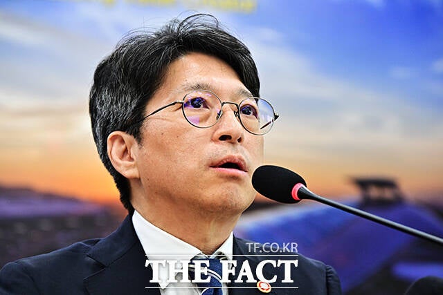 홍지선 국토교통부 장관이 7일 오전 서울 여의도 국회 국토교통위원회에서 열린 국토교통부에 대한 국정감사에서 "연말까지 가면 어느 정도 주택가격이 안정화될 것"이라고 말했다./배정한 기자