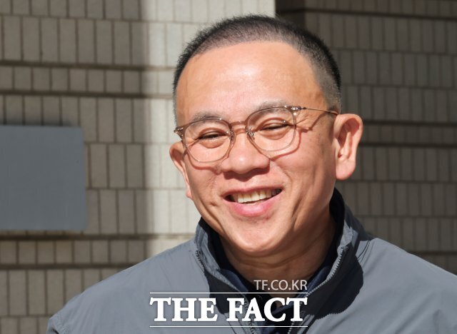 명태균 씨가 7일 오후 서울 서초구 서울고등법원에서 열린 윤석열 전 대통령의 무상 여론조사 관련 정치자금법 위반 혐의 항소심 선고공판에서 무죄를 선고받은 후 취재진의 질문에 답하며 환하게 웃고 있다./사진공동취재단