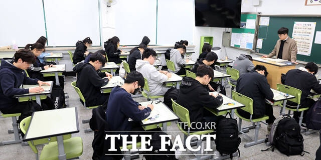 대학입시를 목적으로 고등학교를 자퇴한 뒤 재입학해 기존 성적을 초기화하는 이른바 '내신 리셋'이 끊이지 않고 있다.전략적 선택이란 평가도 있지만,입시 우선주의에 기댄 편법이 학생들 성장에는 도움이 되지 않을 수 