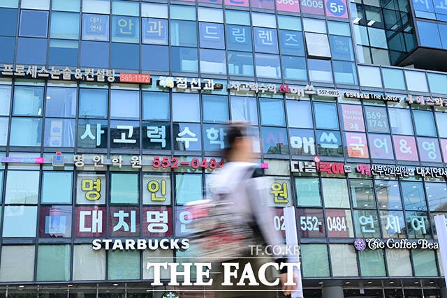 자퇴 후 재입학을 하더라도 기대 만큼 효과를 거두기 어려울 수 있고,학교생활에서 어려움을 겪을 수 있다는 우려가 나온다.전문가들은 자퇴 후 재입학이 입시 전략으로 활용되는 데 따른 문제를 고민할 필요가 있다고 지