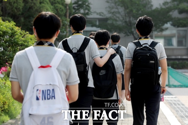 11일 교육부에 따르면 지난해 전국 일반고 1학년 자퇴생은 처음으로 1만명을 넘어섰다.일반고 1학년 자퇴생은 지난 2021년 6112명,2022년 7880명,2023년 9373명으로 증가했다.2024년 934