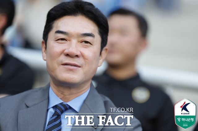 인천 유나이티드 윤정환 감독이 9일 열린 K리그1 포항과의 홈경기를 벤치에서 지켜보고 있다./인천=K리그