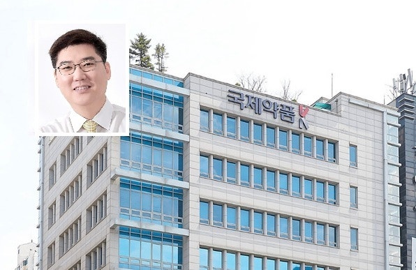 국제약품 남영우 명예회장이 장남 남태훈 대표이사 부회장에게 국제약품의 직접 지분을 모두 넘기며 승계를 본격화했다./국제약품