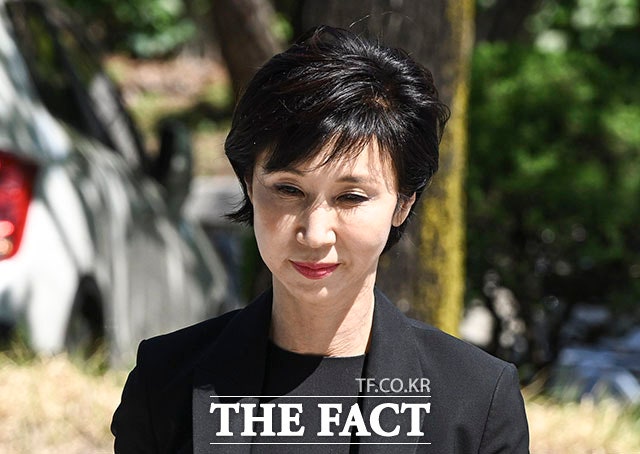 최태원 SK그룹 회장 측이 파기환송심의 재산분할 비율을 다시 따져달라며 대법원에 상고이유서를 제출한 가운데 노소영 아트센터 나비 관장 측은 맞상고를 포기했다.노 관장이 지난 5월 서울 서초구 서울고등법원에서 열린 