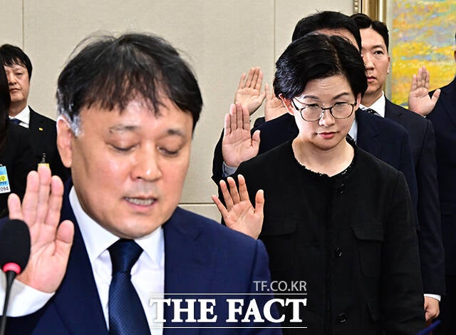 조주연 홈플러스 대표(오른쪽)가 12일 오후 서울 여의도 국회 정무위원회에서 열린 공정거래위원회, 한국소비자원 등에 대한 국정감사에 출석해 증인선서를 하고 있다. /국회=배정한 기자