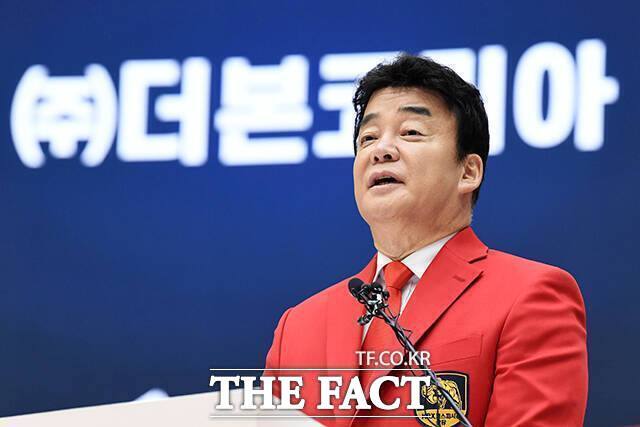 최근 더본코리아 주가는 공모가보다 약 60% 하락했다. /더팩트 DB