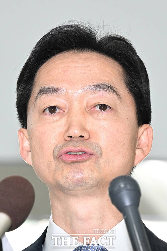 김지용 중대범죄수사청장 후보자가 지난 2일 오후 서울 종로구 정부서울청사 창성동 별관에 마련된 인사청문회 준비단으로 출근하며 입장 표명을 하고 있다./김성렬 기자