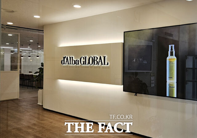 달바글로벌이 2분기 사상 최대 실적을 달성하고도 3분기 실적 우려와 환율 변수 등으로 두 달 만에 고점 대비 40% 넘게 급락했다.증권가의 저가매수 추천과 회사의 자사주 소각 등 주주환원책에도 주가가 15만원대에 