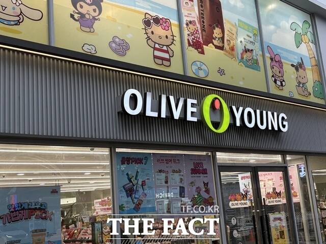 올리브영은 지난 1999년 11월 서울 강남구에 1호점인 신사점을 열고,국내 H&B 스토어 시장의 첫발을 내디뎠다.이후 화장품과 건강기능식품에 집중하며 매해 최대 실적을 거두고 있고,올해는 연 매출 7조원 달성