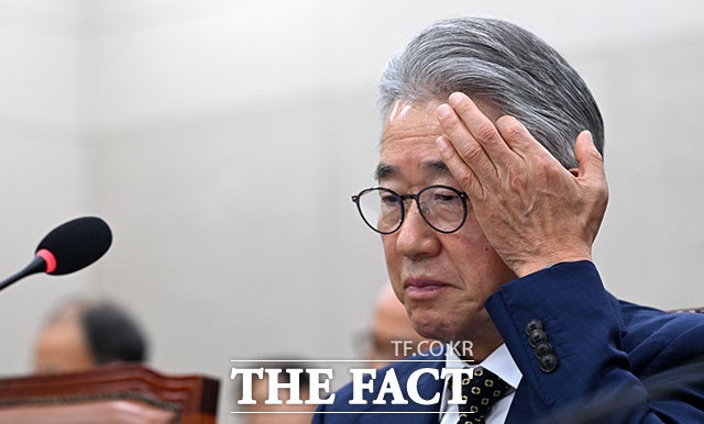 강호동 농협중앙회장이 16일 오전 서울 여의도 국회에서 열린 농림축산식품해양수산위원회의 농협중앙회 등에 대한 국정감사에 출석해 생각에 잠겨 있다. /서예원 기자