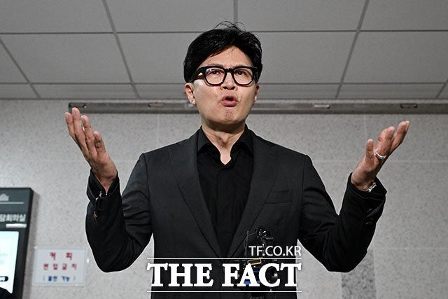 한동훈 무소속 의원이 국회 외교통일위원회 국정감사 현장 일정으로 해외에 체류 중임에도, 이번 주 유독 한 의원을 찾는 목소리가 국회에 자주 울려 퍼졌다. 사진은 한 의원이 지난달 15일 국회 의원회관에서 기자회견을 