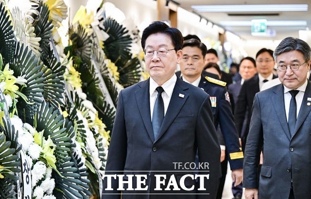 이재명 대통령이 17일 경기도 부천 공장 화재 현장에서 순직한 고 김진석 소방위의 빈소를 조문하기 위해 들어서고 있다. /뉴시스