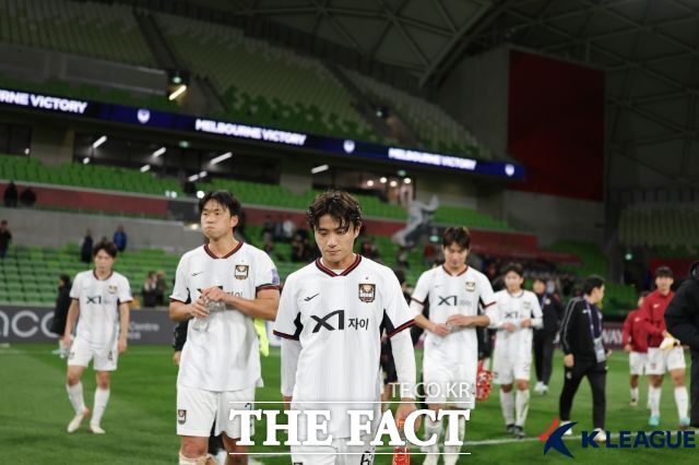 FC서울 선수들이 14일 열린 2026-2027 ACL2 E조 조별리그 2차전 호주 원정경기에서 멜버른 빅토리에게 3-0으로 대패한 뒤 고개를 숙인 채 그라운드를 벗어나고 있다./멜버른(호주)=K리그