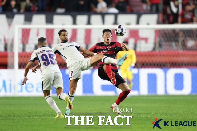 포항 박찬용(오른쪽)이 지난 13일 포항스틸야드에서 열린 2026-2027 ACLE 리그스테이지 2차전 말레이시아 조호르 다룰 탁짐과의 홈경기서 상대 공격수와 볼을 경합하고 있다. 포항이 0-2로 패했다./포항=K리그