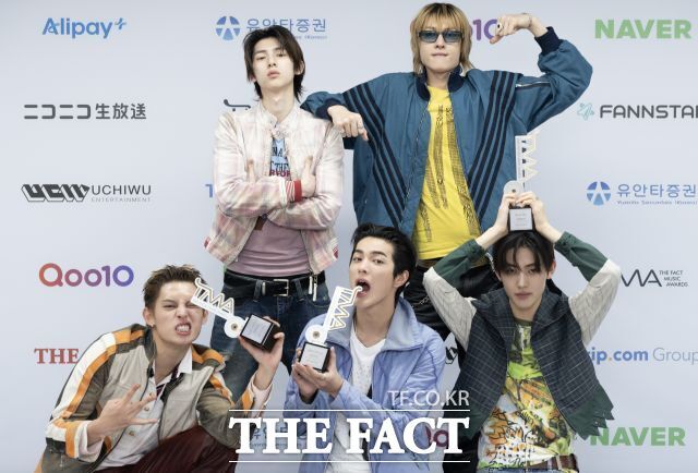 2026 THE FACT MUSIC AWARDSでトロフィーを手にポーズを取るCORTISの5人。