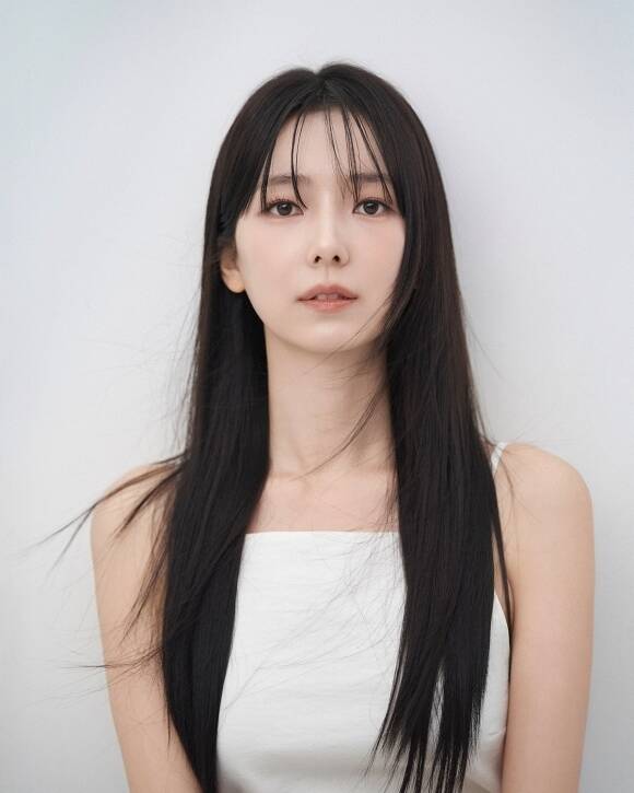 白いトップス姿で正面を見つめるミュージカル俳優イ・ヒョウン