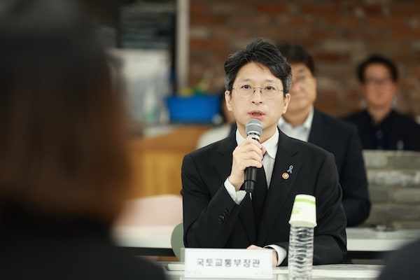 무안공항 찾은 홍지선 국토부 장관…여객기 <b>참사</b> 유가족 위로