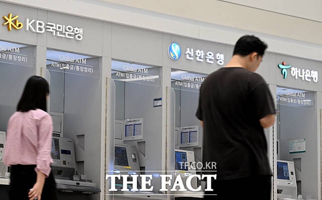 <b>국민은행</b> "<b>해킹</b> 정보유출 2091명 추가 확인, 총 2210명…송구"