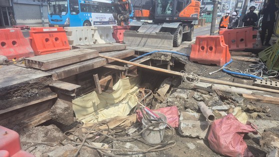 A sinkhole in Busan on April 14 [JOONGANG ILBO]