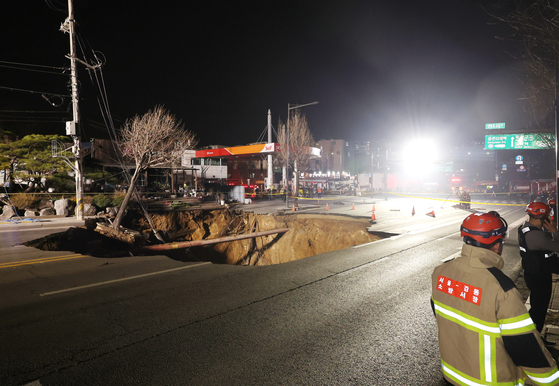A large sinkhole in Gangdong District, eastern Seoul, on March 24 [YONHAP]