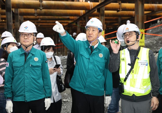 Seoul Mayor Oh Se-hoon, center, inspects safety facilities and alarm systems at the underground complex development cons