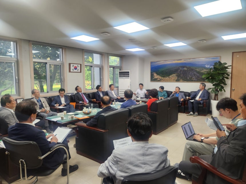 The Constitution Association of Korea, an organization of former lawmakers, holds a roundtable discussion on constitutio