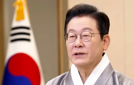 President Lee Jae Myung sends greetings for the Chuseok holiday on Oct. 4. [NEWS1]