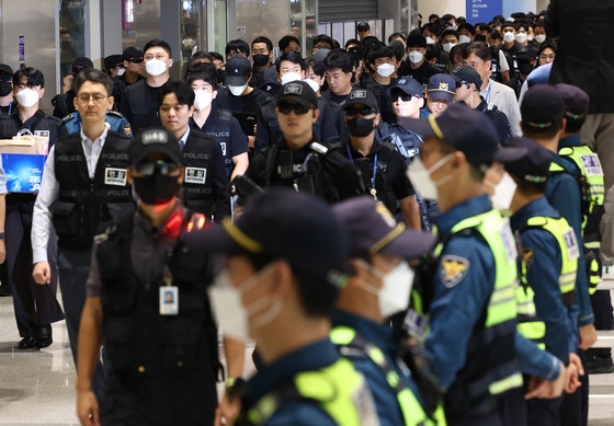 Korean nationals who were detained in Cambodia over their alleged involvement in online scams arrive at Incheon Internat