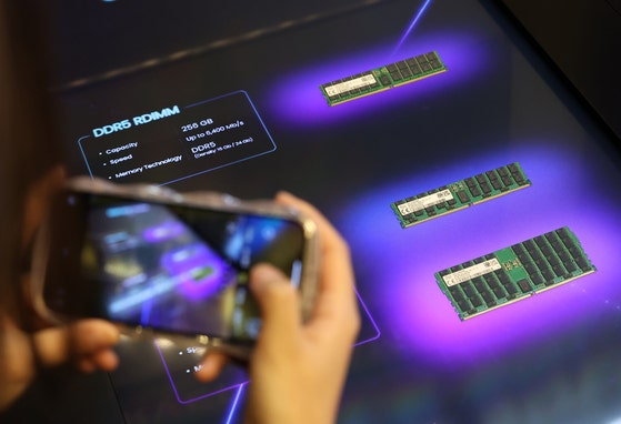 SK hynix's DDR5 server memory showcased at Korea's largest semiconductor display exhibition in southern Seoul on Oct. 23