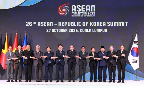 Korean President Lee Jae Myung, sixth from left, poses for a photo with leaders of the Association o