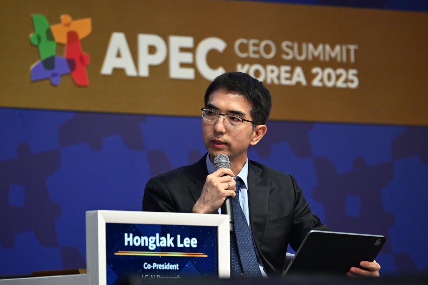LG AI Research Director Lee Hong-lak speaks as a panelist for a session held under the APEC CEO Summ