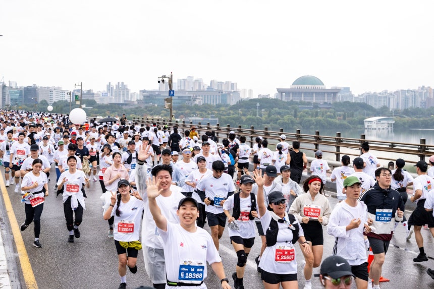 Runners taking part in the 10-kilometer course of the inaugural Disney Run Seoul 2025 cross the Seog