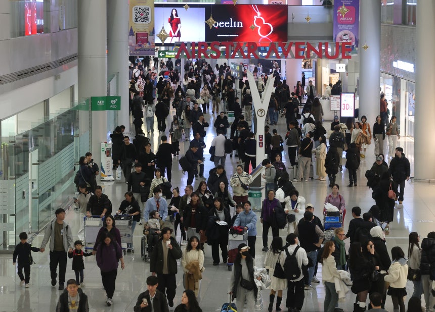 The Incheon International Airport Terminal 1 is filled with travelers on Dec. 23, 2025. [YONHAP]