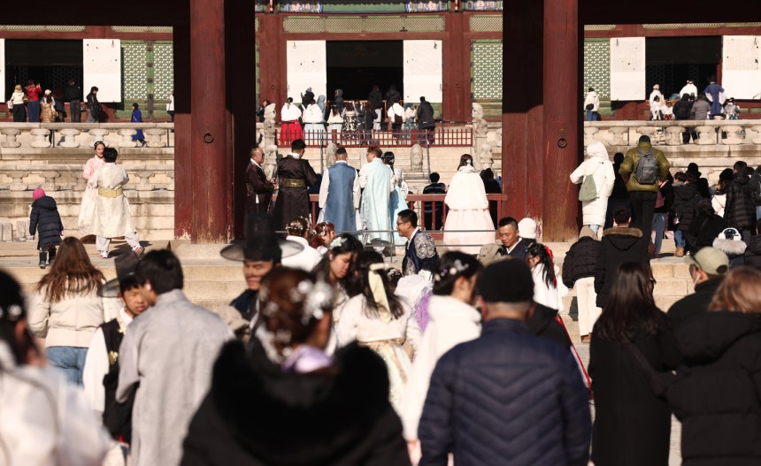 Tourists fill the Gyeongbok Palace in central Seoul on Jan. 5. [YONHAP]