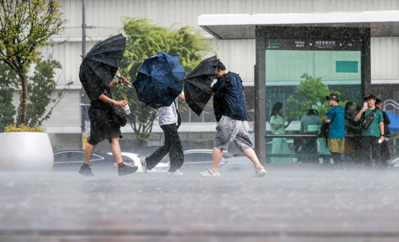 Seoul sees first heavy rain advisory of year as intense showers, strong winds, lightning and hail batter capital region
