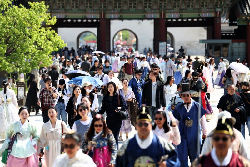 Korea welcomes 10 million overseas visitors a month earlier than last year as tourism spending hits record high