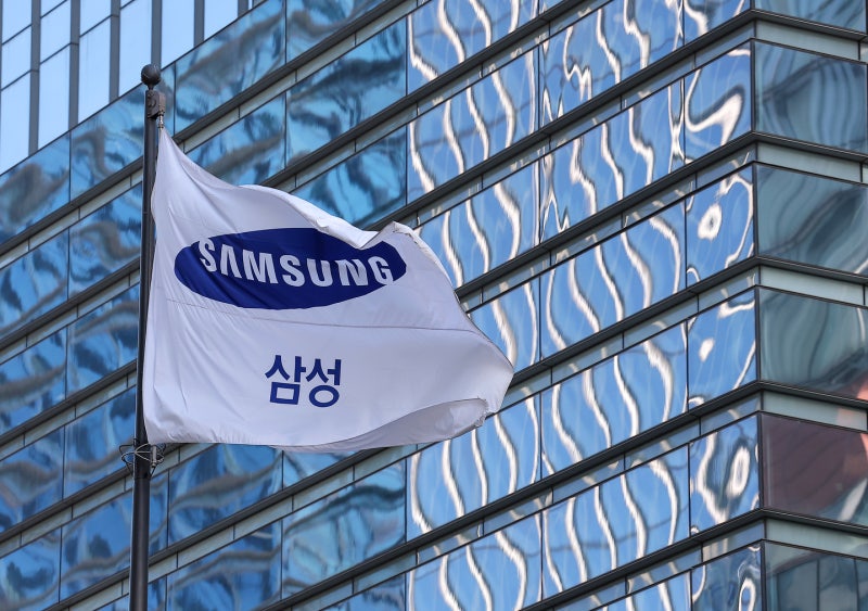 Samsung signals record chip profit ahead