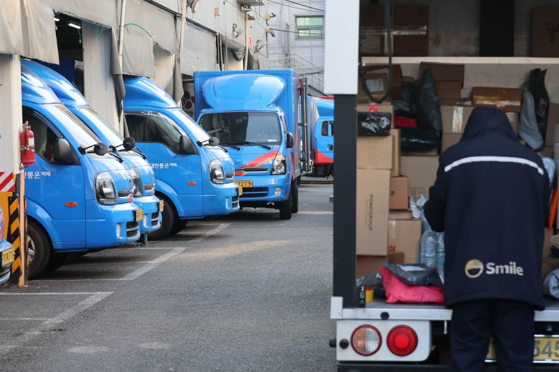 Hands-free, hassle-free: Korea's delivery services go the extra mile