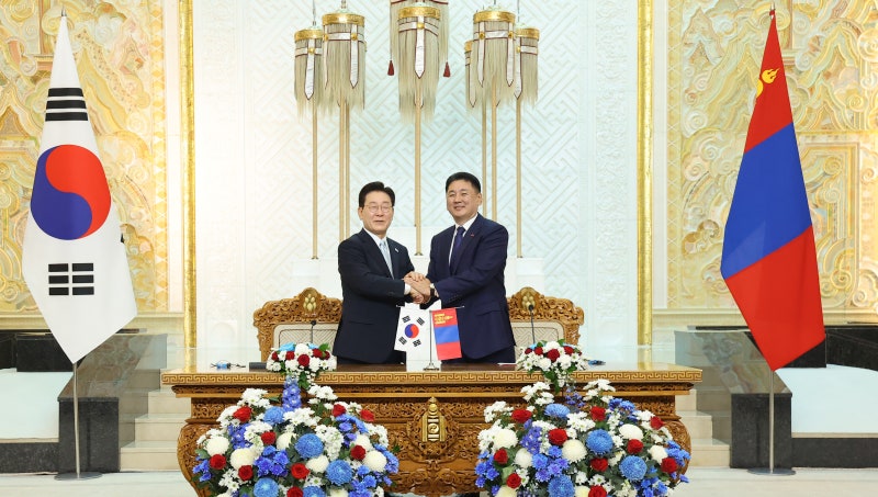 Korea, Mongolia agree to start 'golden era' in ties, cooperate on supply chain in summit