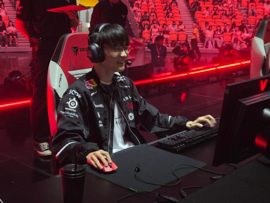 Faker warms up for the match against Dplus KIA at T1's Home Ground event on the League of Legends Champions Korea road s