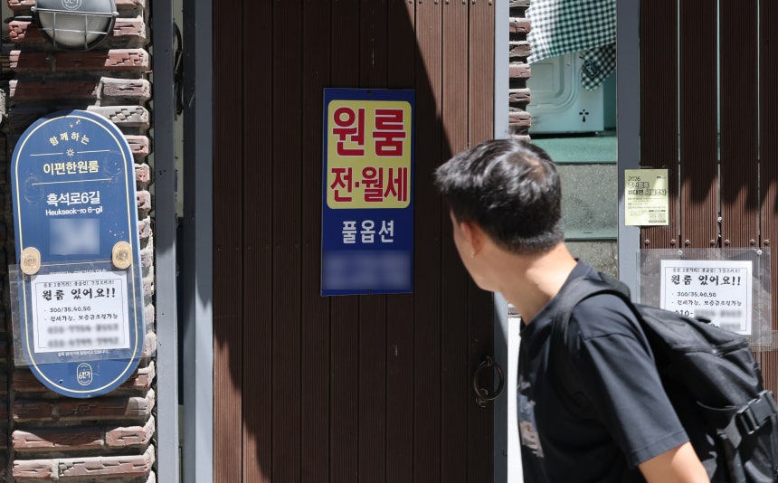 A rental notice for a studio apartment is posted near Chung-Ang University in Dongjak District, southern Seoul, on Aug. 