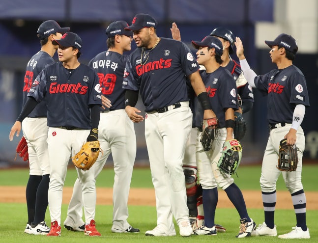 Lotte Giants players celebrate their win over the Samsung Lions in Daegu on Sept. 3. NEWS1