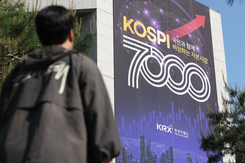A sign marking the Kospi’s close above the 7,000-point level for the first time is displayed on the exterior wall of the