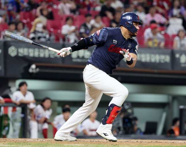 Victor Reyes of the Lotte Giants hits a double during a match against the Kia Tigers in Gwangju on Aug. 26. YONHAP