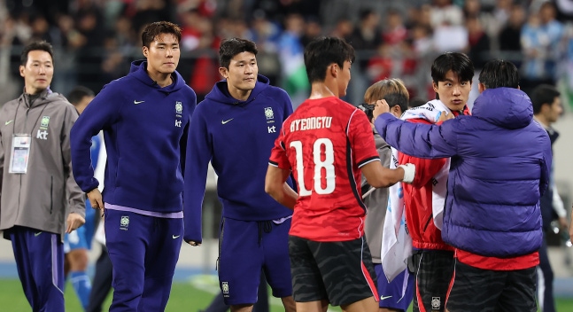 Kim Min-jae, third from left, congratulates his teammates after winning against Uzbekistan in a friendly match in Yongin, Gyeonggi, on Oct. 6. YONHAP