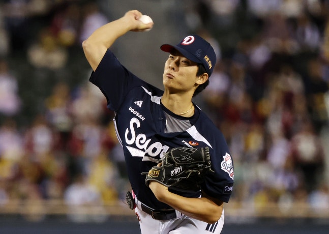 Doosan Bears' starter Choi Min-seok pitches the ball during a game against the LG Twins at the Jamsil Baseball Stadium in Songpa District, southern Seoul, on Oct. 8. NEWS1