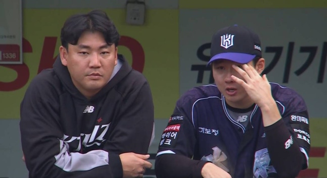 KT Wiz's Choi Won-jun, right, wipes away tears while speaking with teammate Jang Sung-woo during a game against the Samsung Lions in Daegu on Oct. 11. Choi, who is competing for the most hits in the KBO this season, threw his bat in frustration after drawing a walk in the third inning. SCREEN CAPTUR